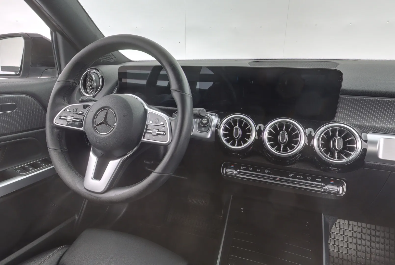 Mercedes-Benz GLB CPJ-598 carousel image