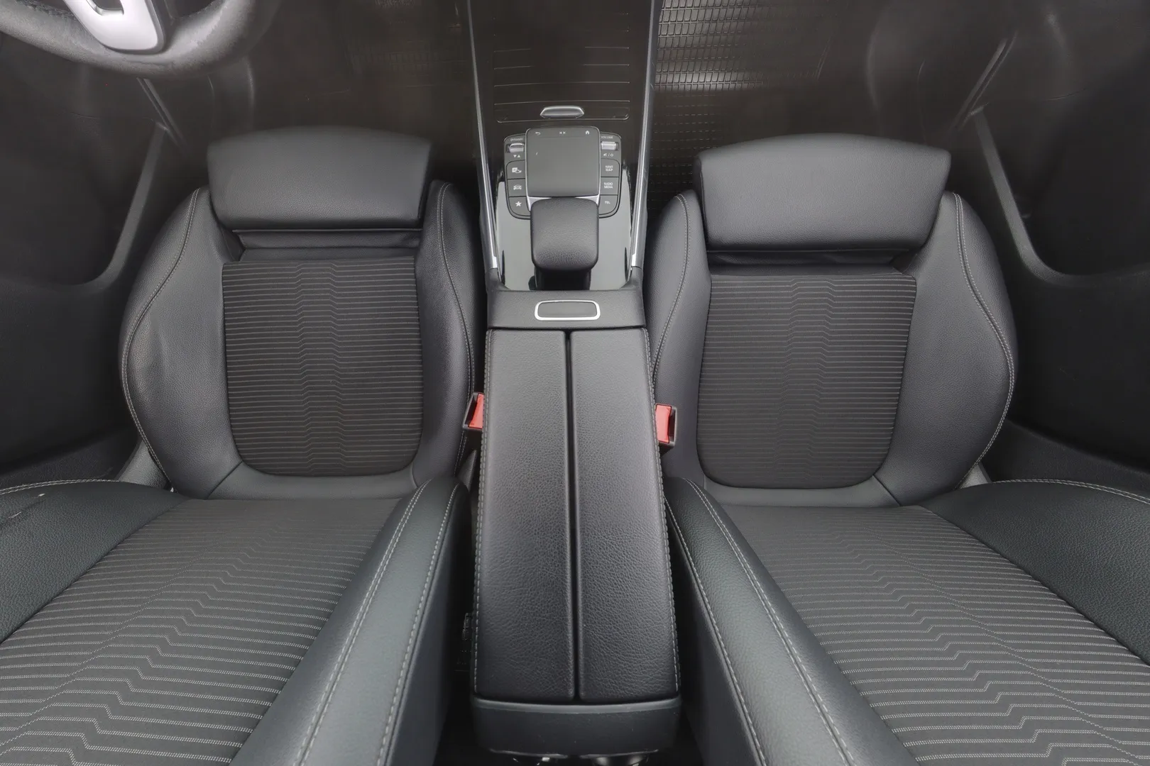 Mercedes-Benz GLB CPJ-598 carousel image