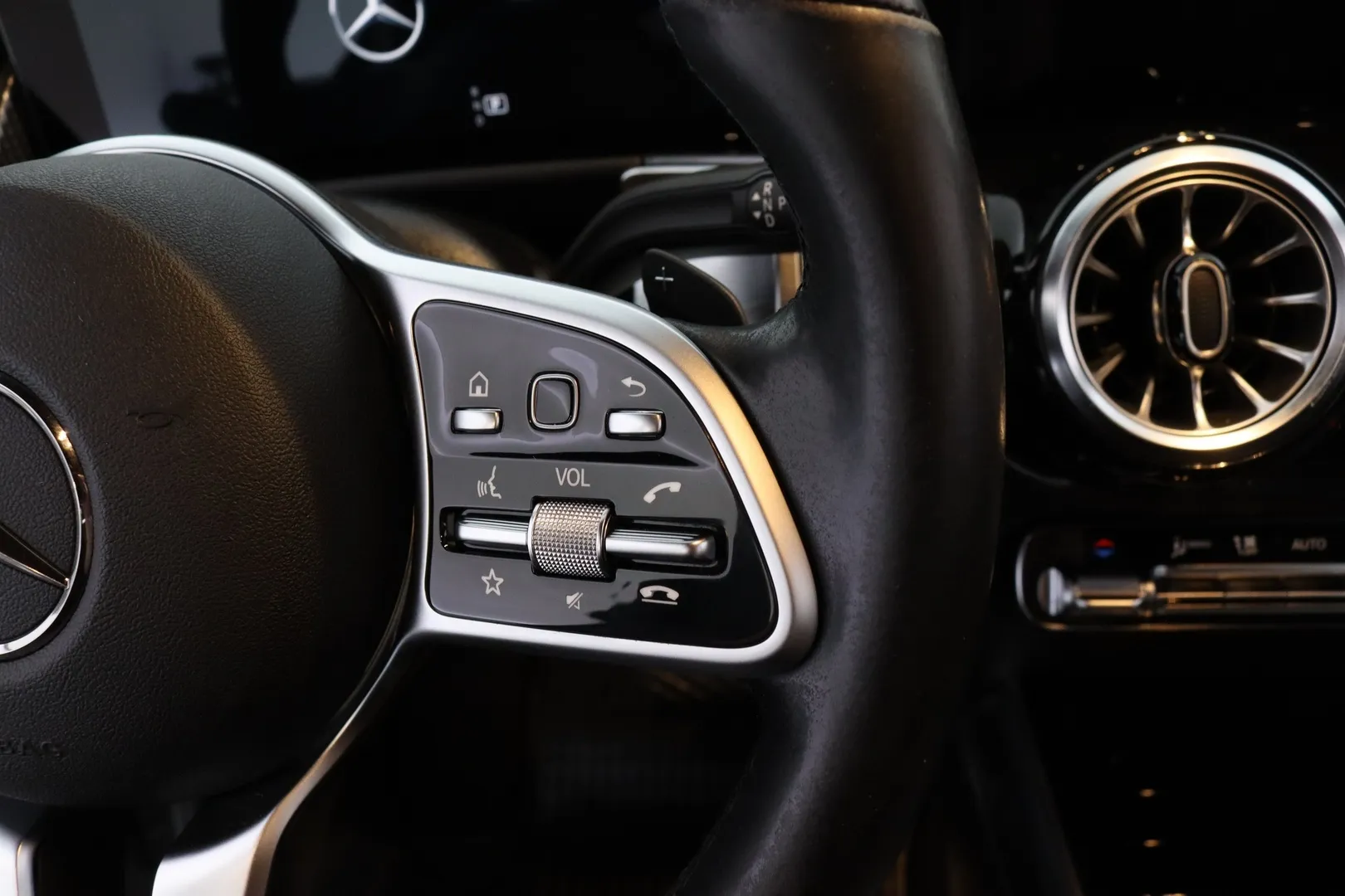 Mercedes-Benz GLB CPJ-598 carousel image