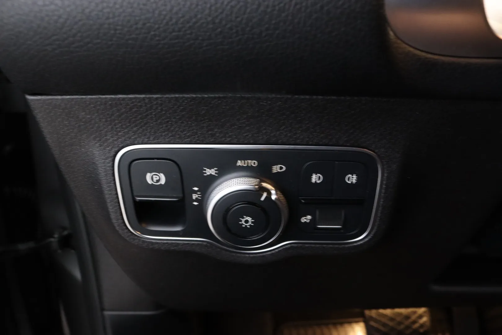 Mercedes-Benz GLB CPJ-598 carousel image