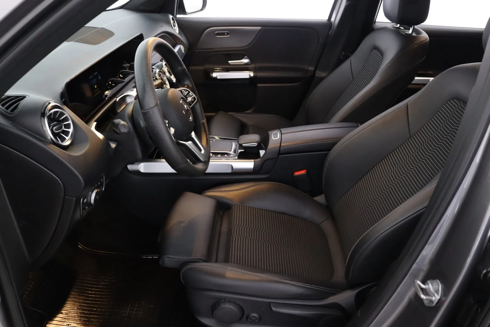 Mercedes-Benz GLB CPJ-598 carousel image