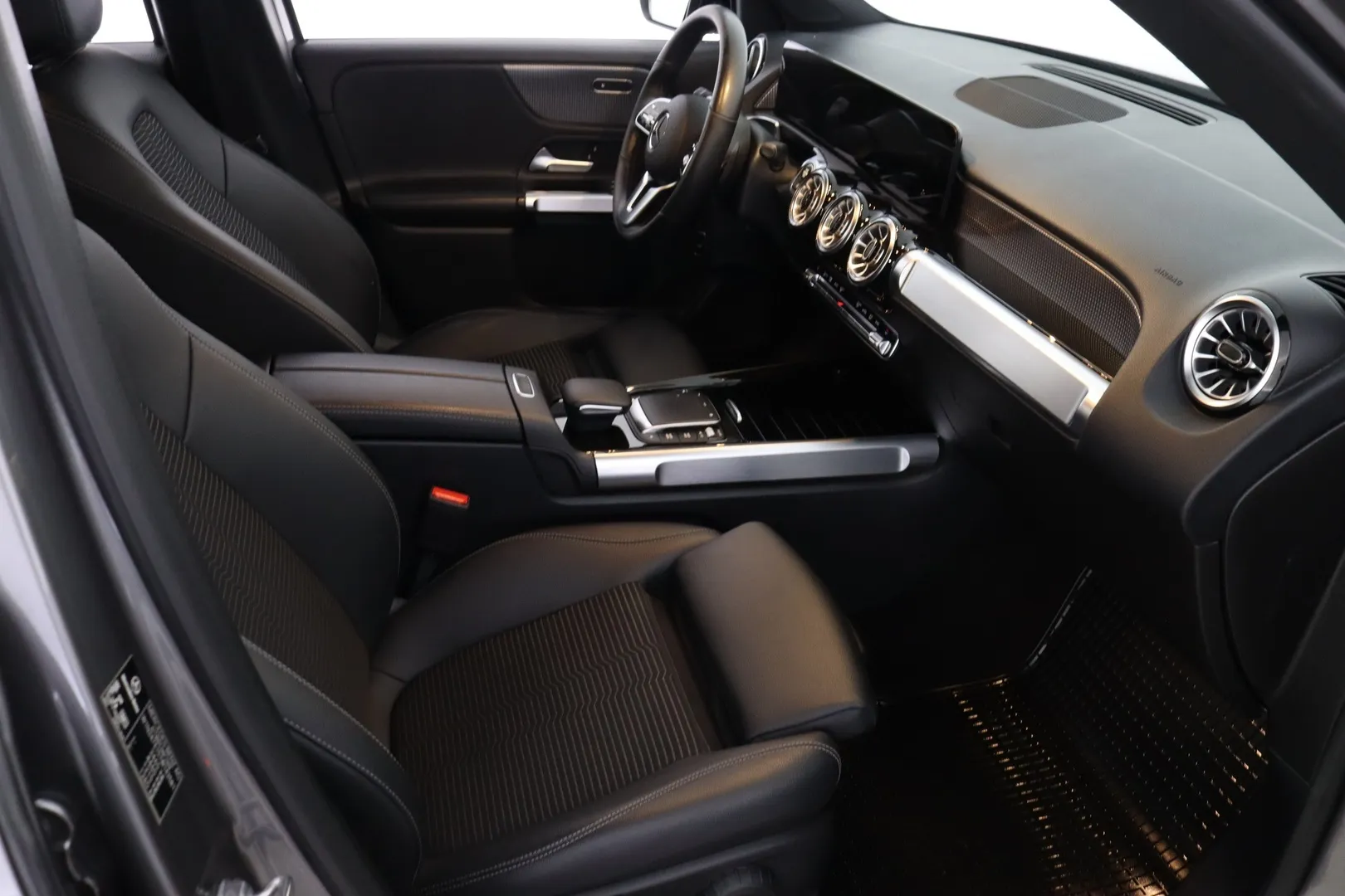 Mercedes-Benz GLB CPJ-598 carousel image