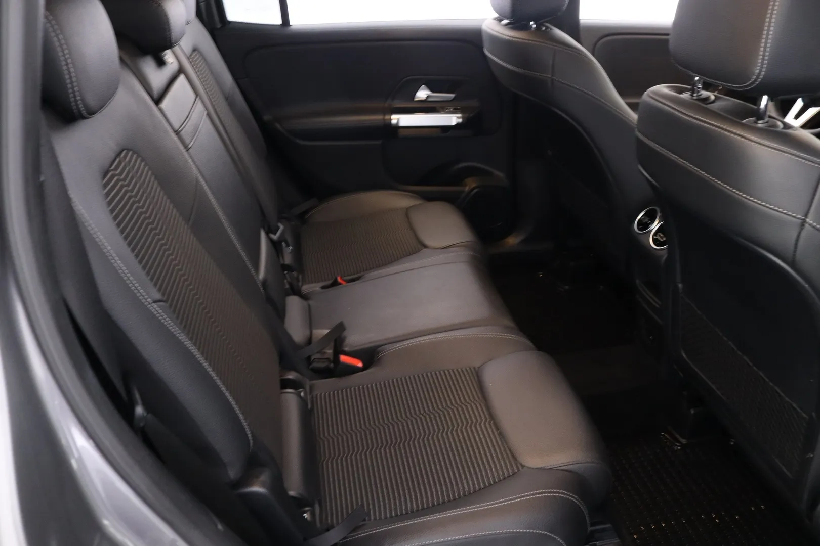Mercedes-Benz GLB CPJ-598 carousel image