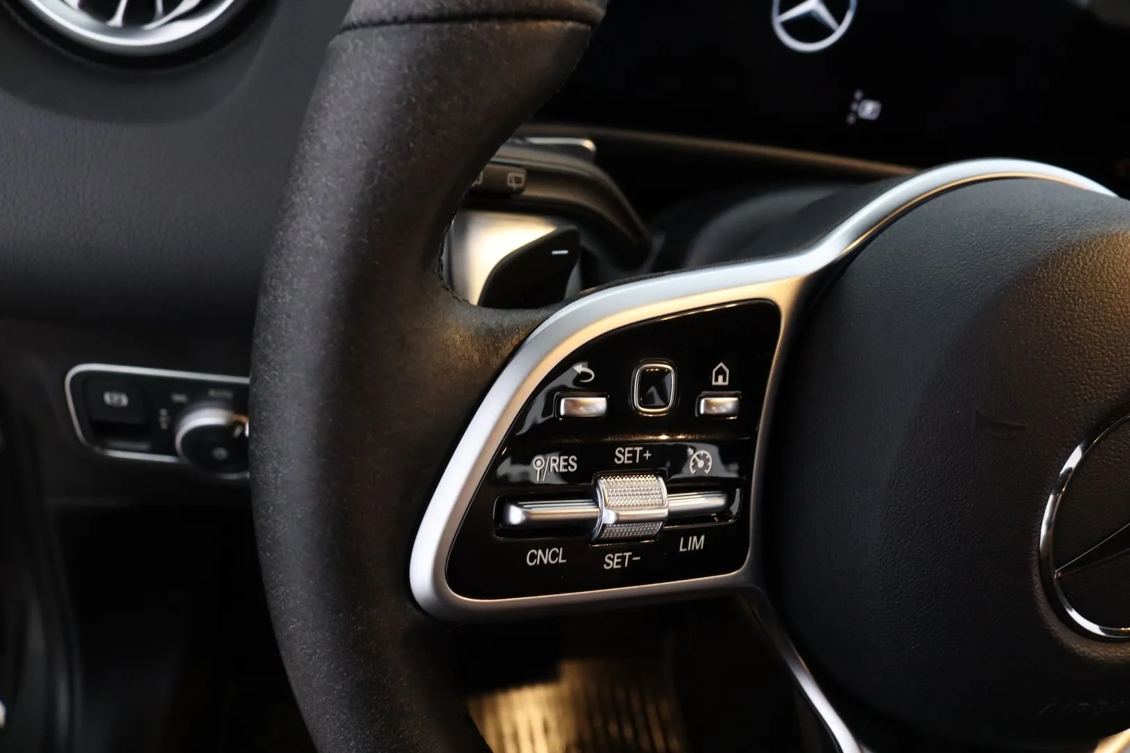 Mercedes-Benz GLB CPJ-598 carousel image