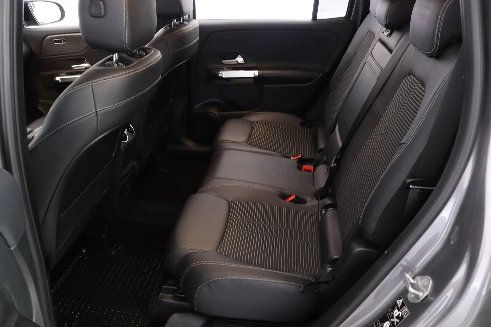 Mercedes-Benz GLB CPJ-598 carousel image