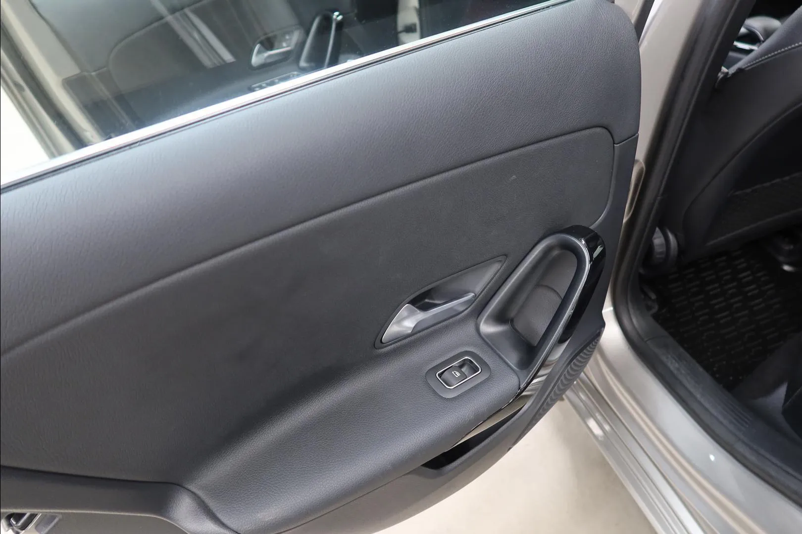 Mercedes-Benz A COO-892 carousel image