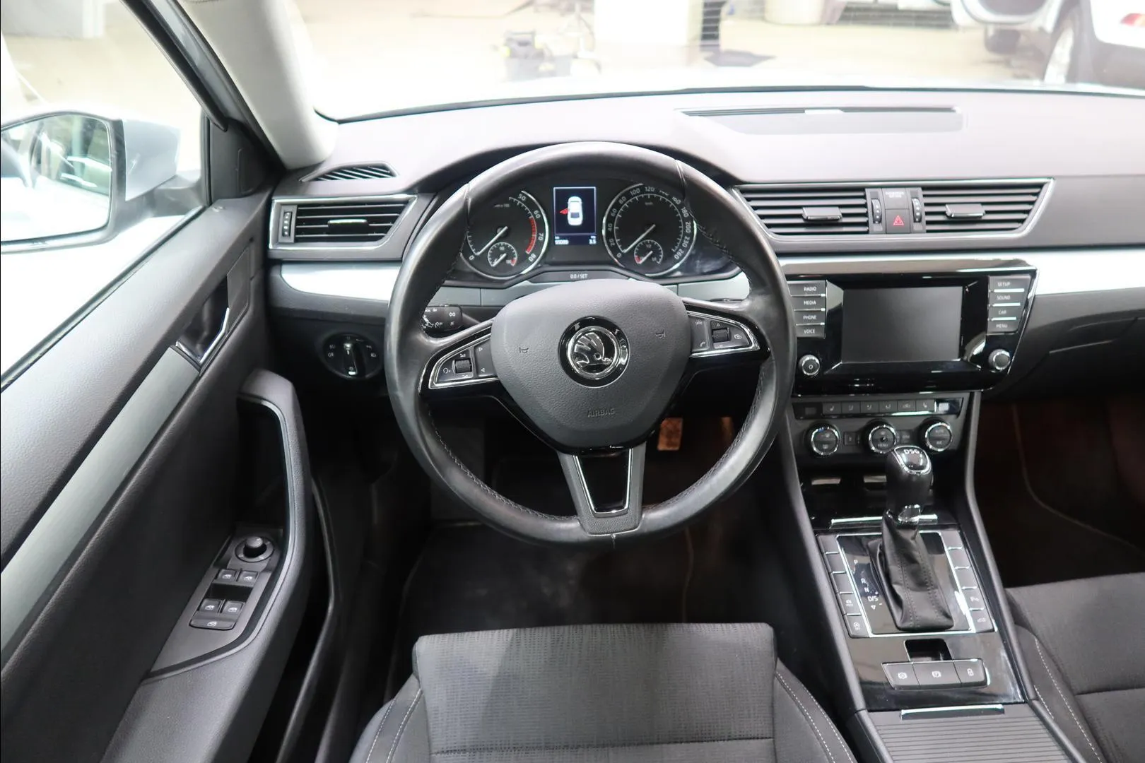 Skoda Superb KNO-844 carousel image