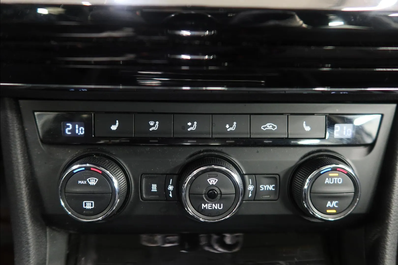 Skoda Superb KNO-844 carousel image