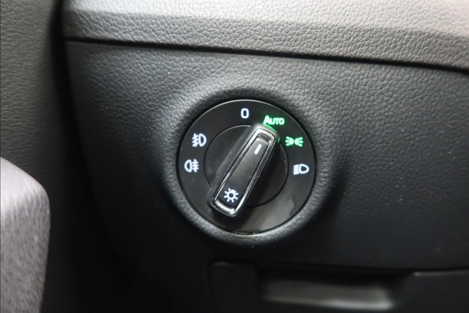 Skoda Superb KNO-844 carousel image