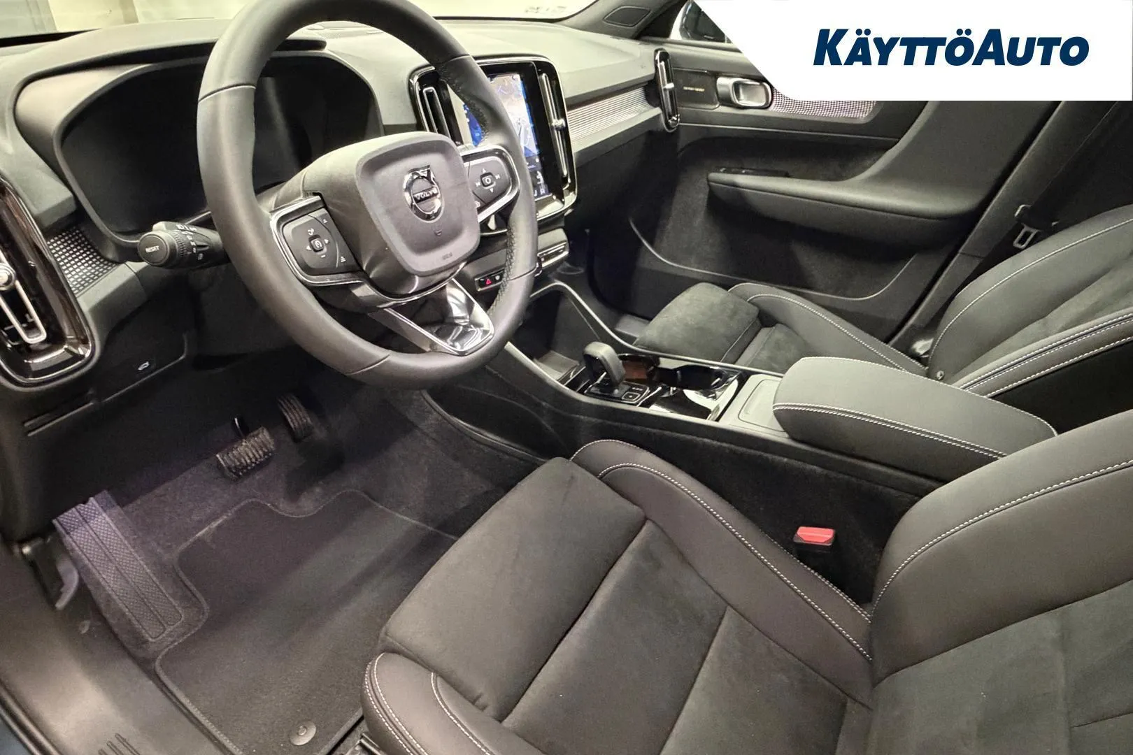 VOLVO EX40 YMJ-674 carousel image