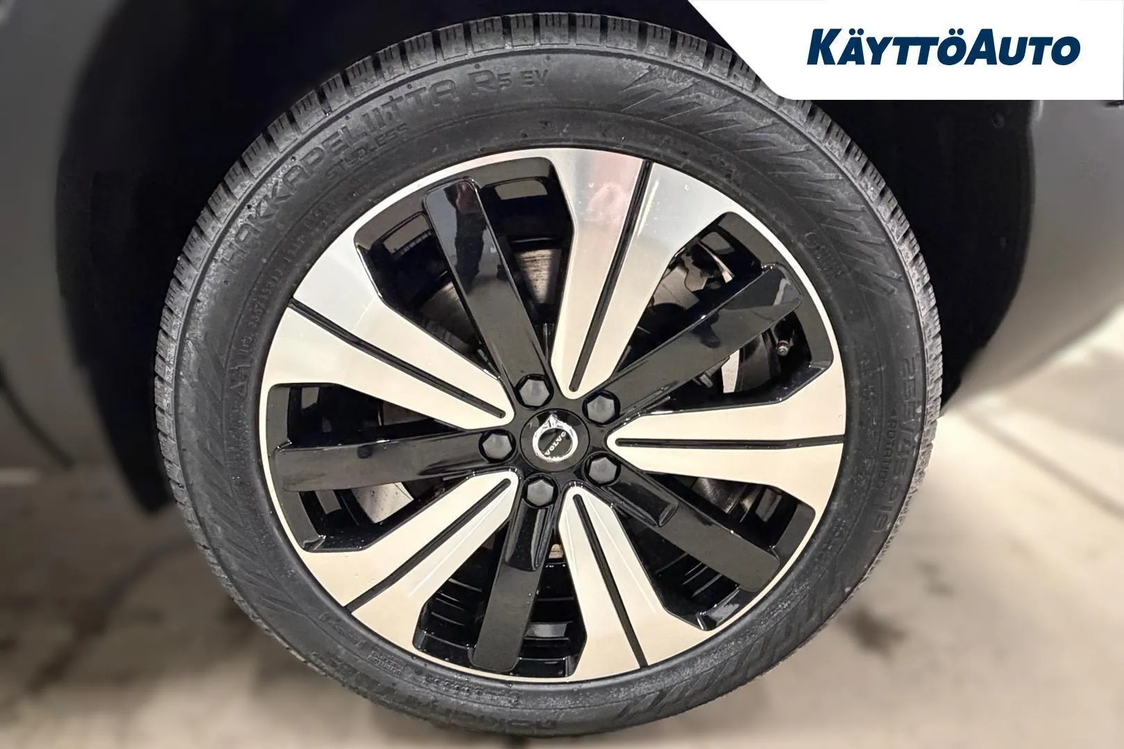 VOLVO EX40 YMJ-674 carousel image