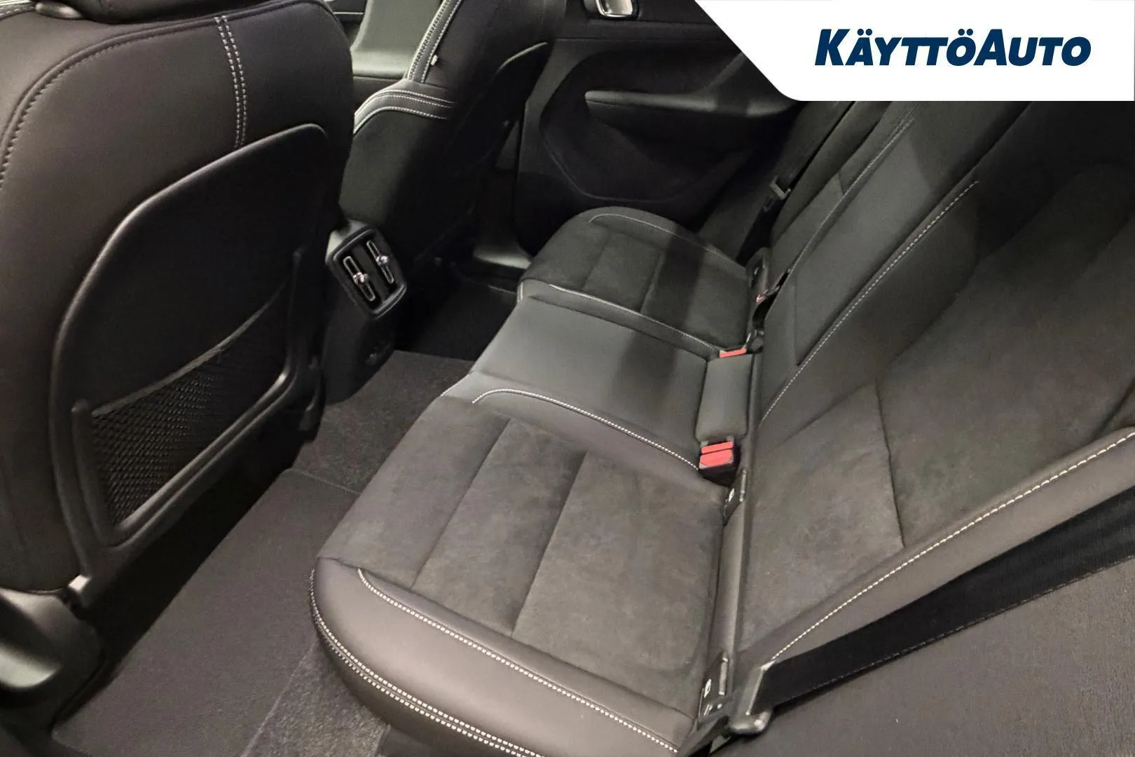 VOLVO EX40 YMJ-674 carousel image