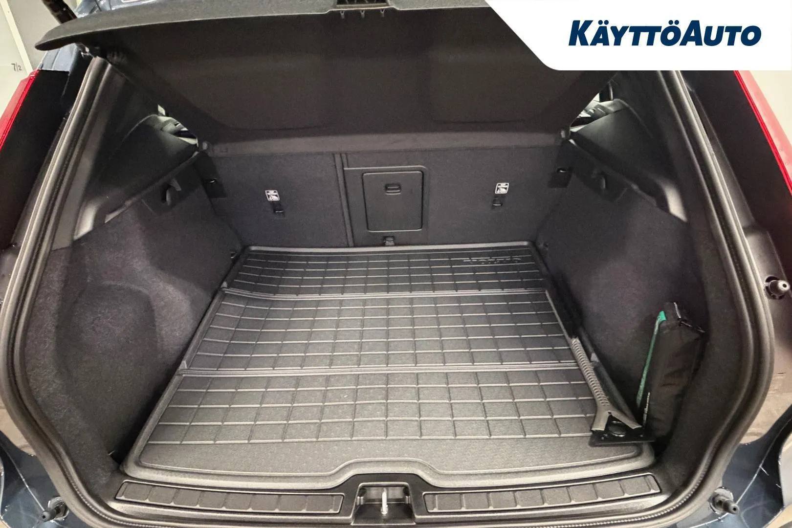 VOLVO EX40 YMJ-674 carousel image