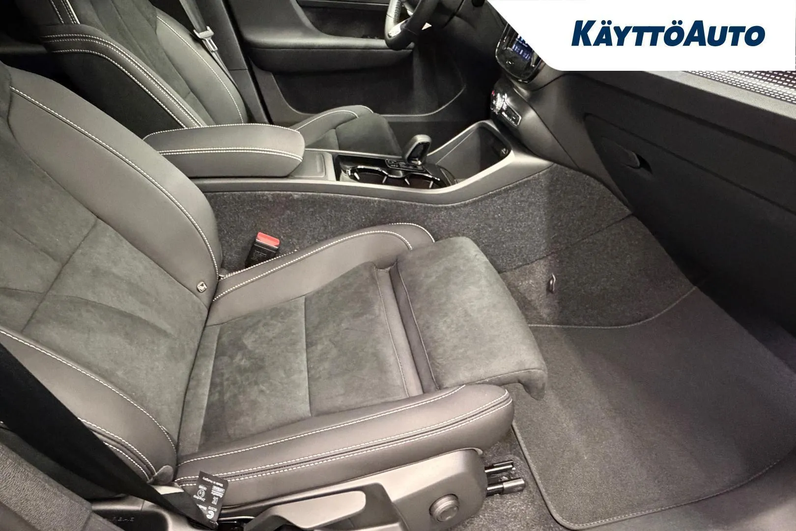 VOLVO EX40 YMJ-674 carousel image