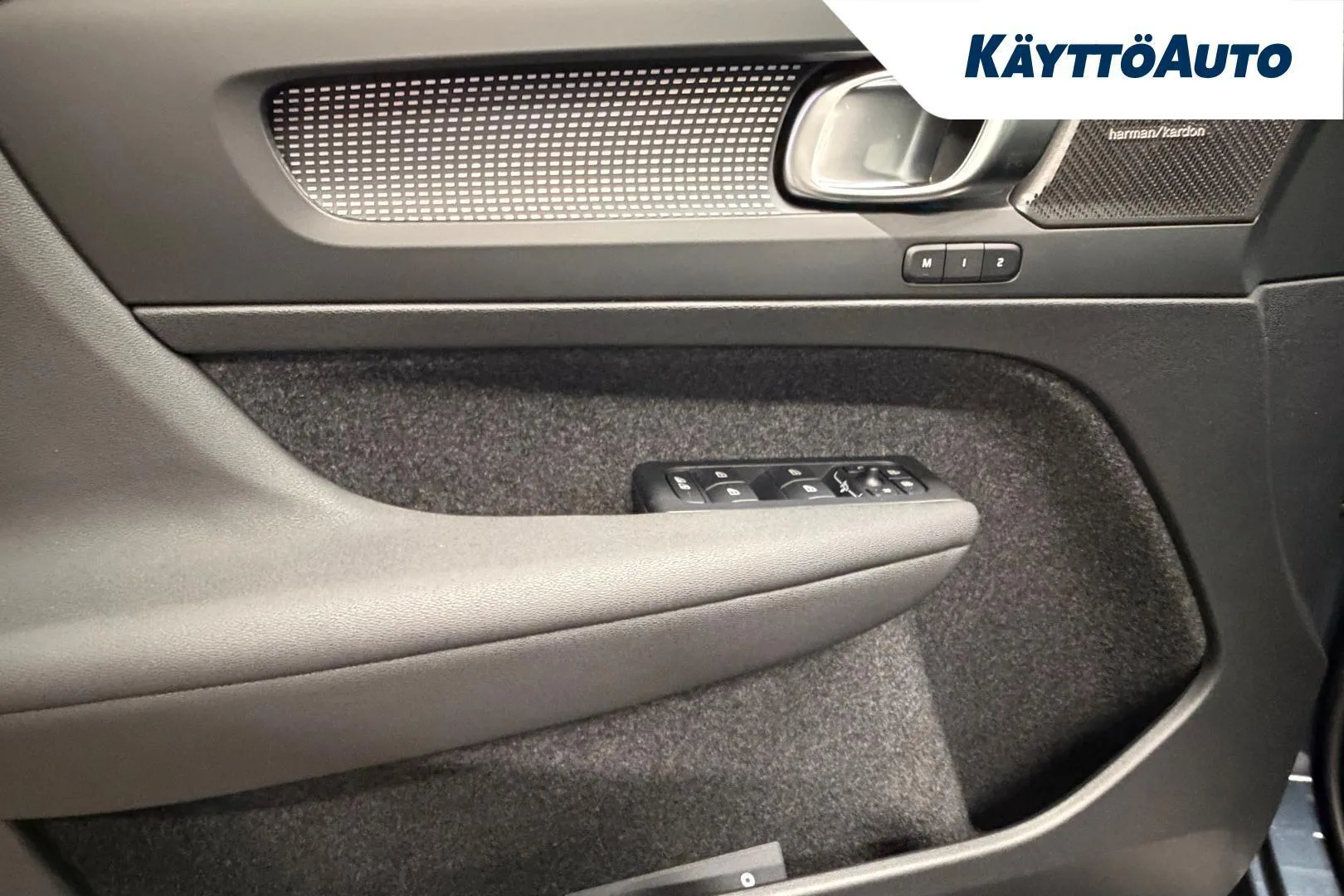 VOLVO EX40 YMJ-674 carousel image