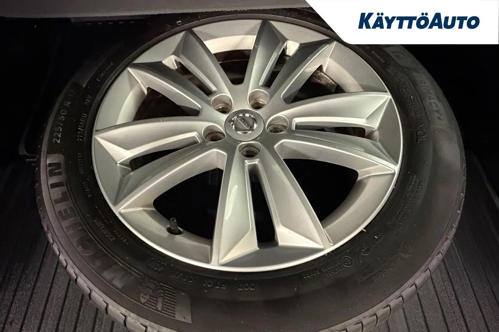 Volvo V60 MPB-990 carousel image