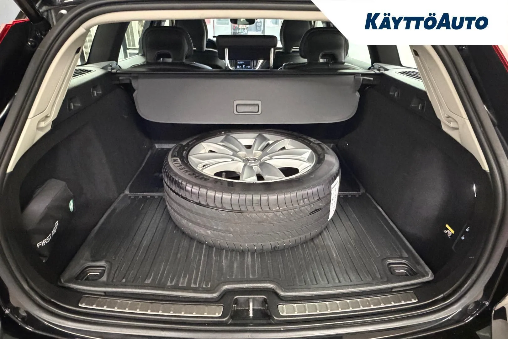 Volvo V60 MPB-990 carousel image