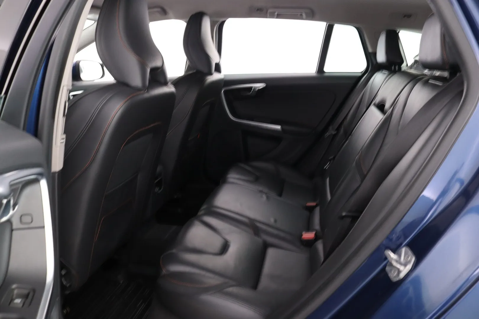 Volvo V60 YXG-168 carousel image