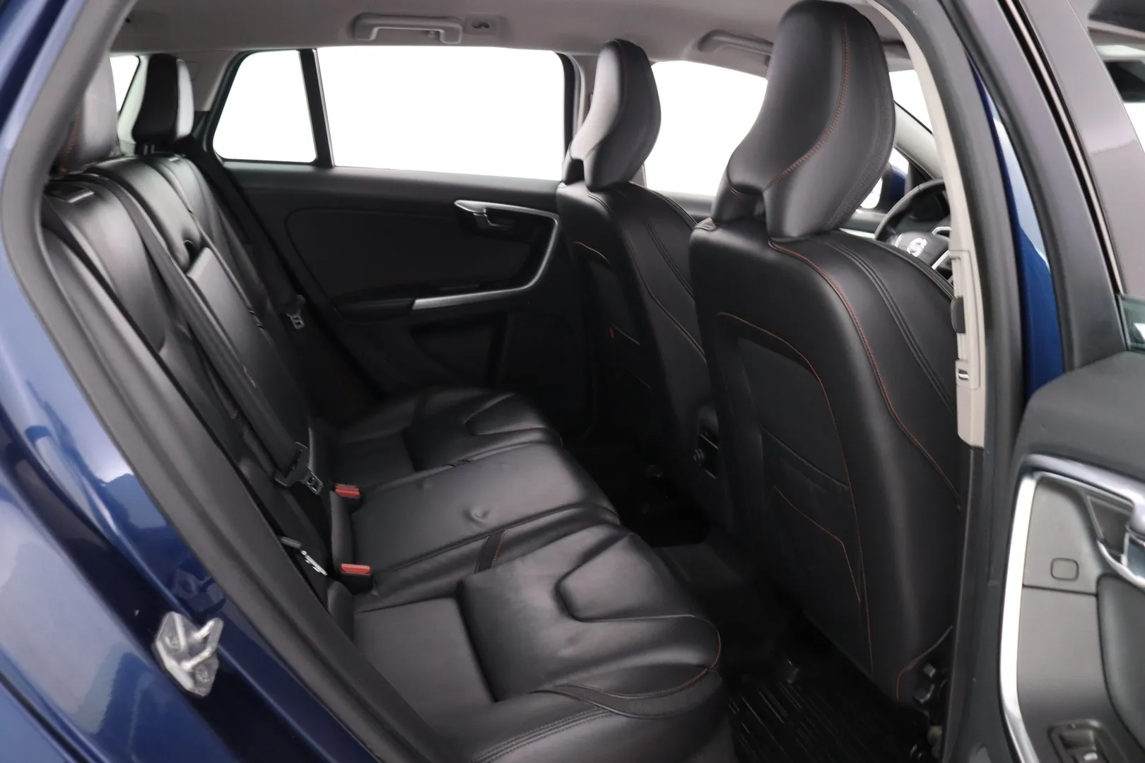 Volvo V60 YXG-168 carousel image