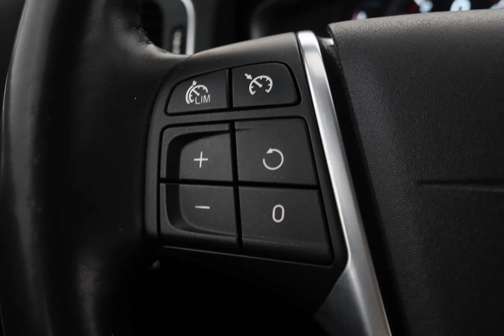 Volvo V60 YXG-168 carousel image