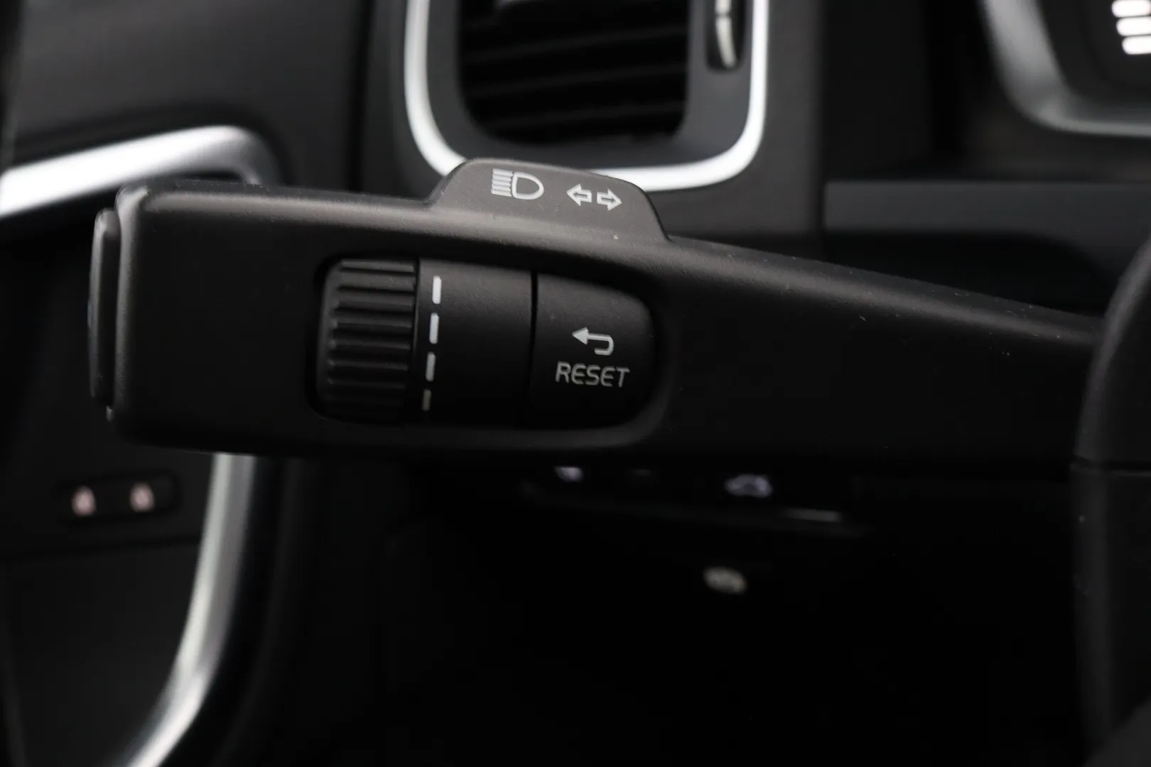 Volvo V60 YXG-168 carousel image