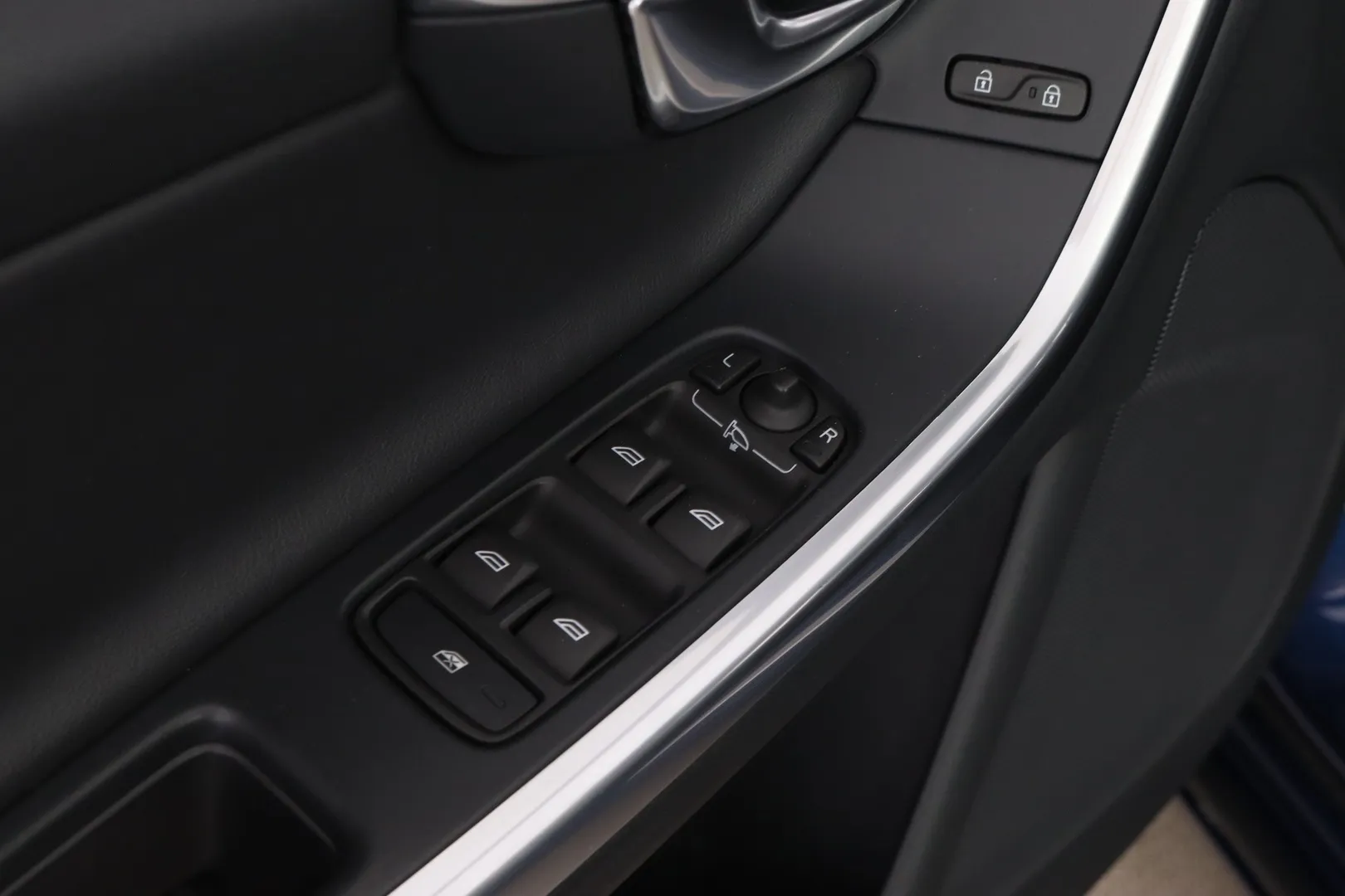 Volvo V60 YXG-168 carousel image