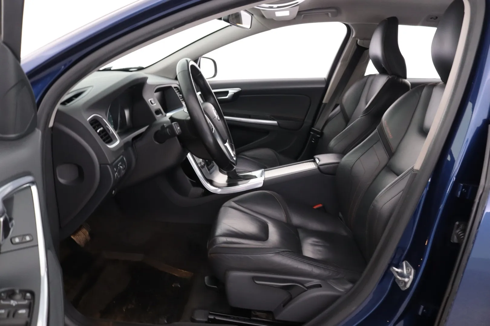 Volvo V60 YXG-168 carousel image