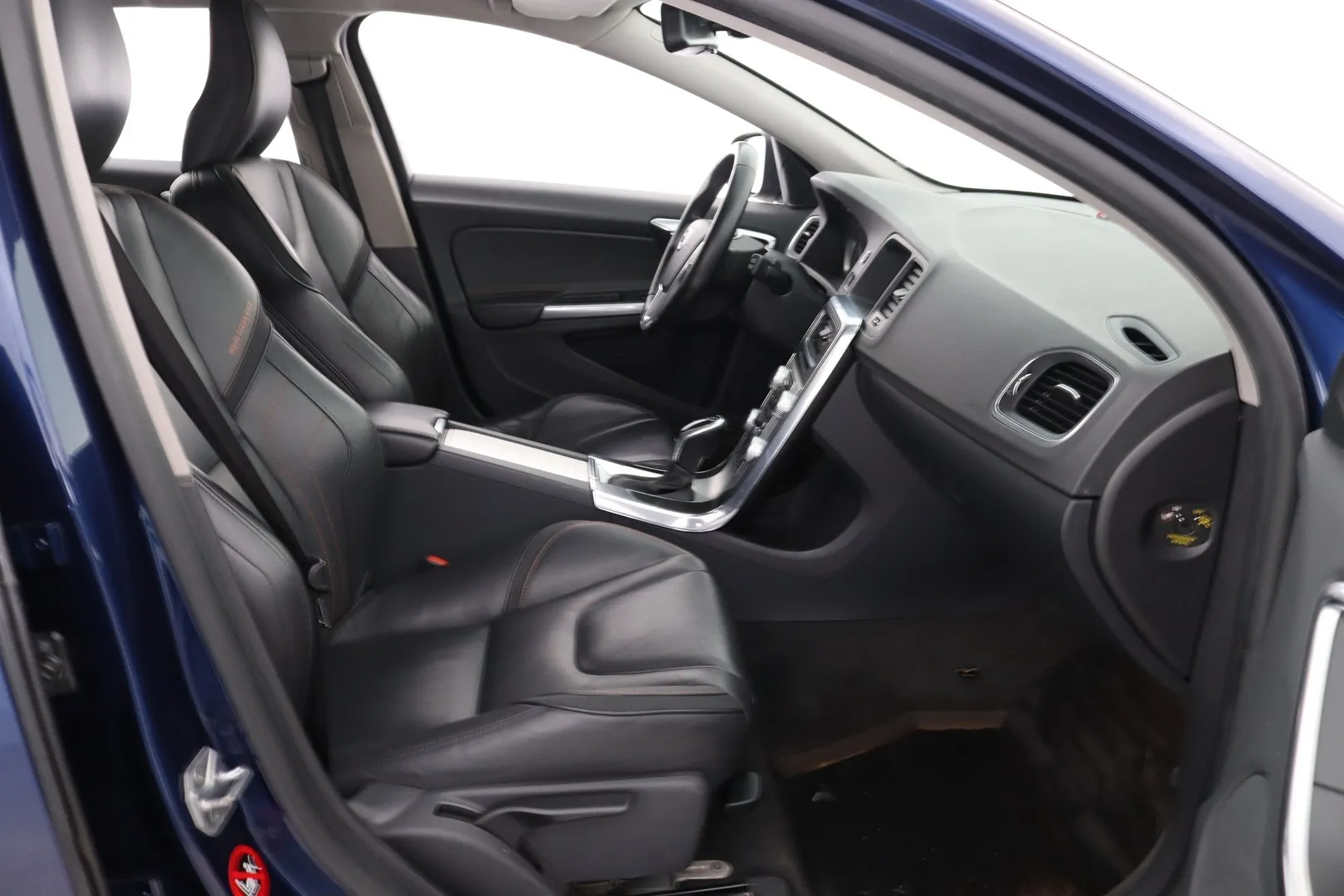 Volvo V60 YXG-168 carousel image