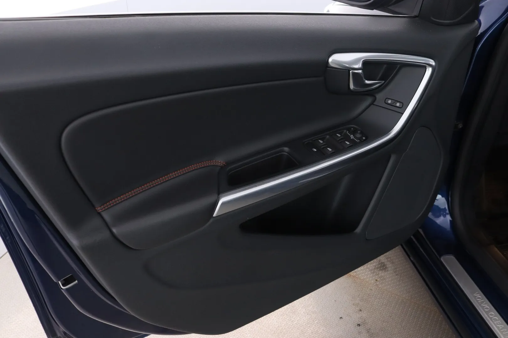 Volvo V60 YXG-168 carousel image