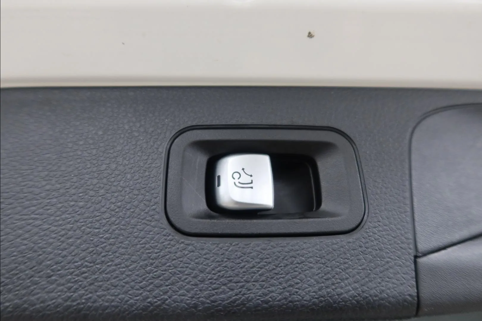 Mercedes-Benz GLC OUV-414 carousel image