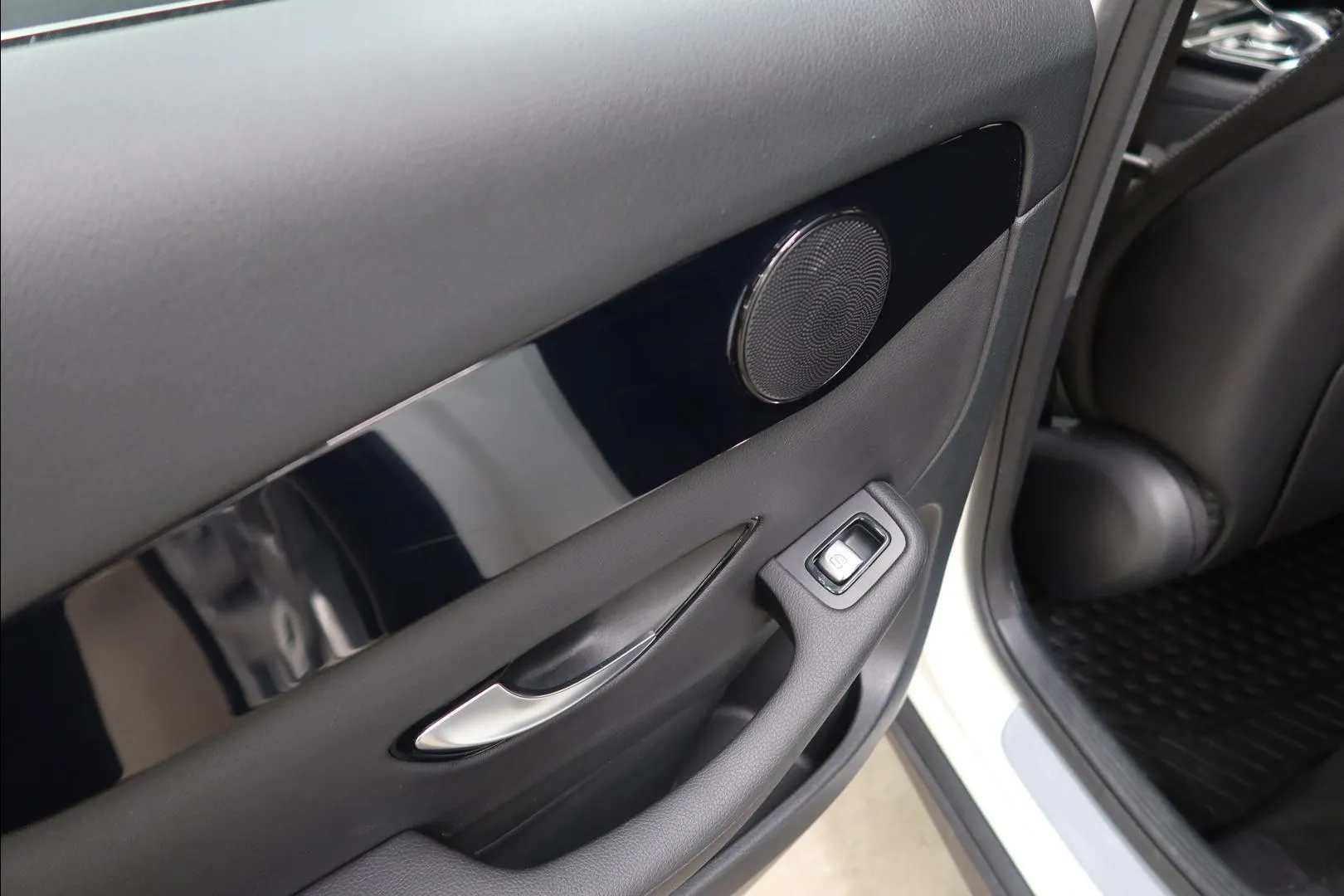 Mercedes-Benz GLC OUV-414 carousel image