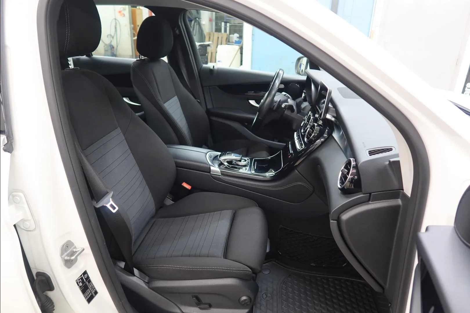 Mercedes-Benz GLC OUV-414 carousel image