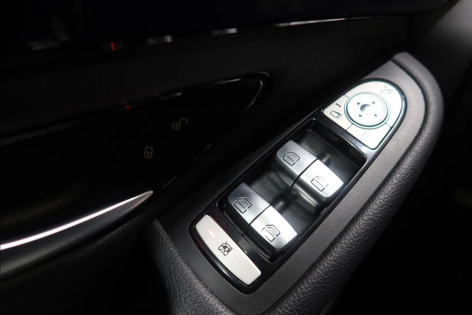 Mercedes-Benz GLC OUV-414 carousel image