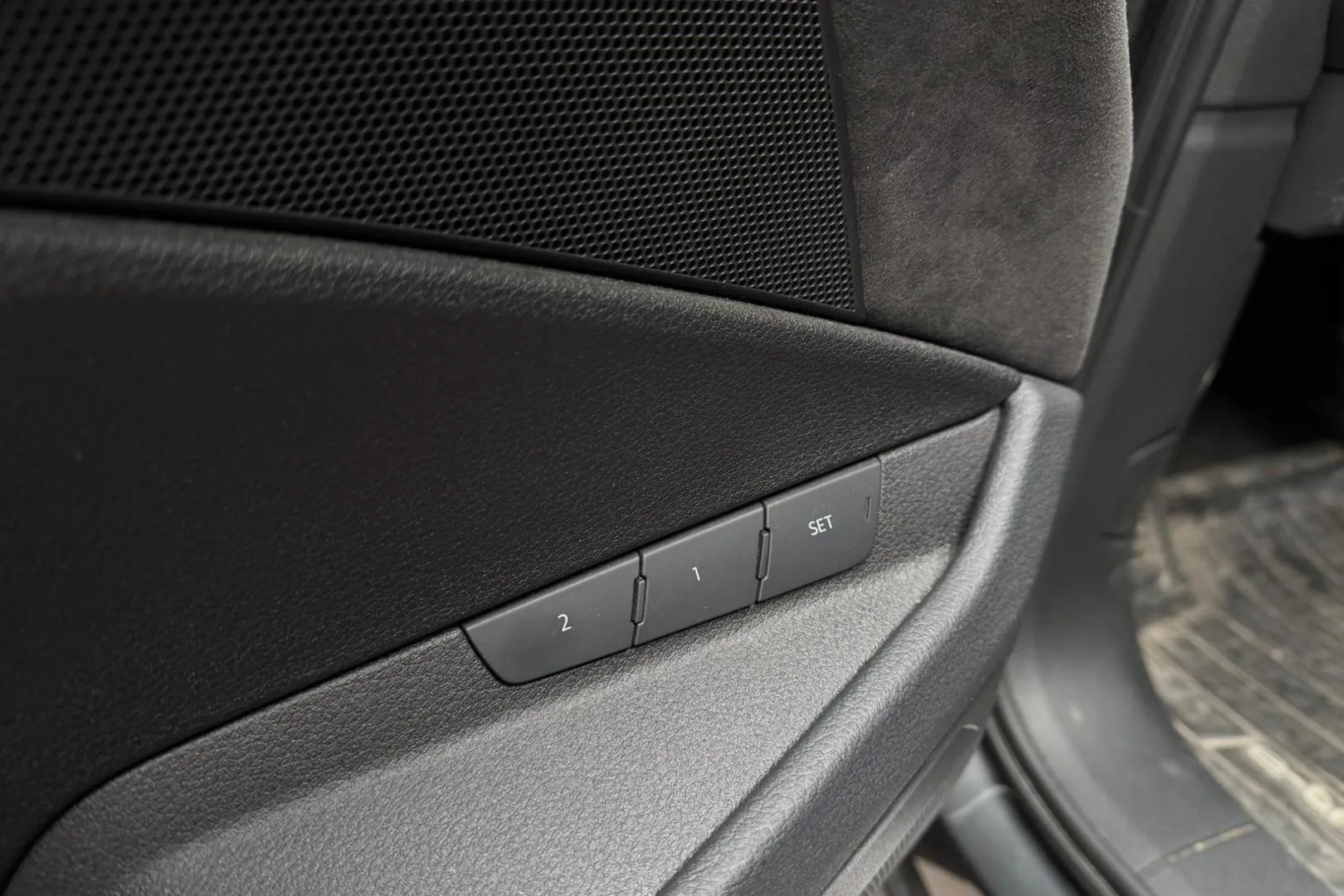 Audi e-tron KUS-480 carousel image