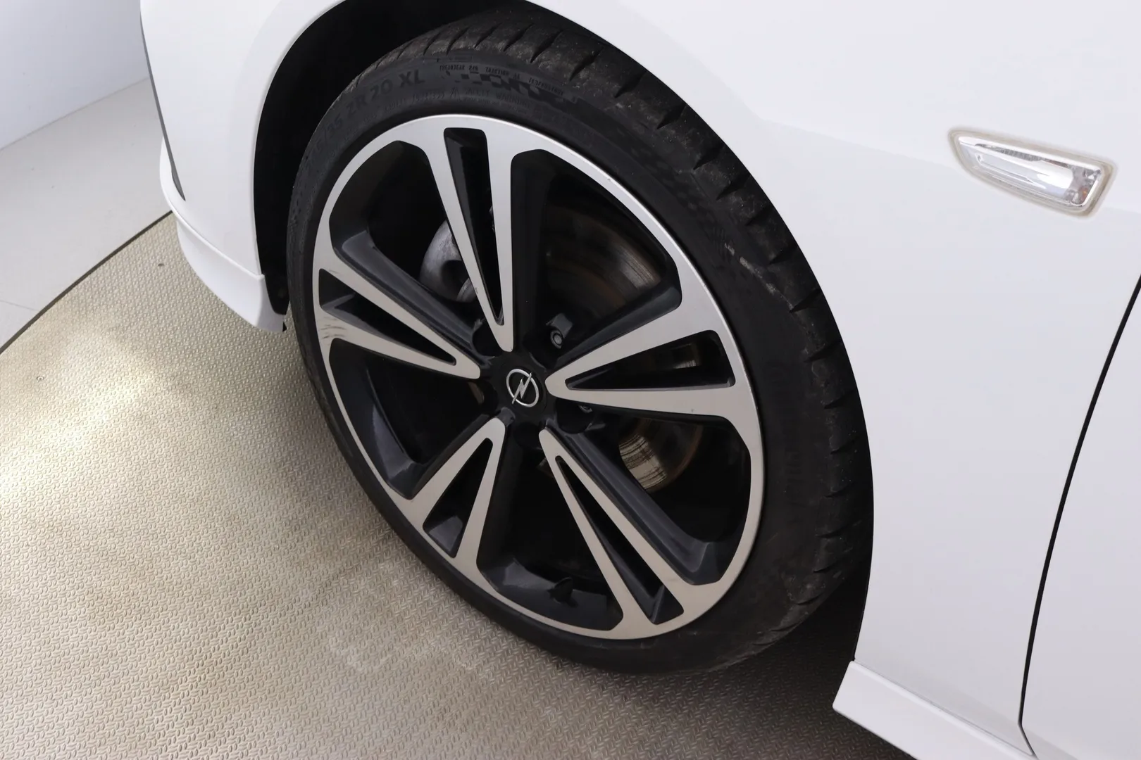 Opel Insignia GPB-401 carousel image