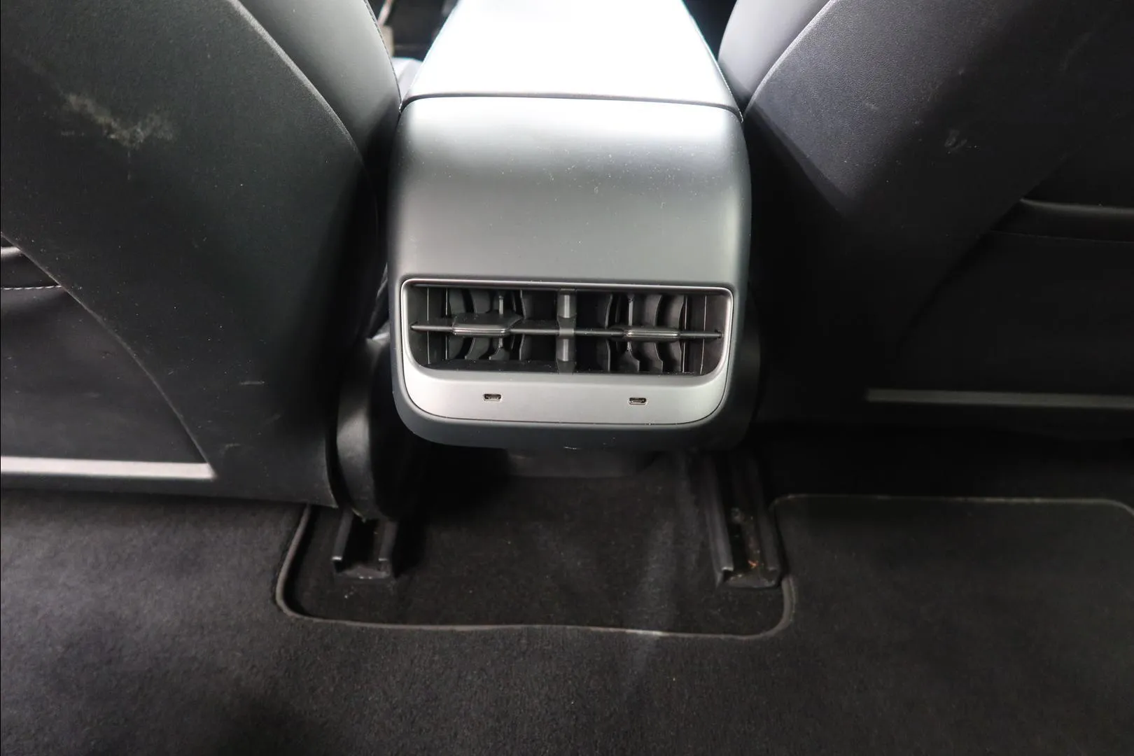 Tesla Model 3 YXP-464 carousel image