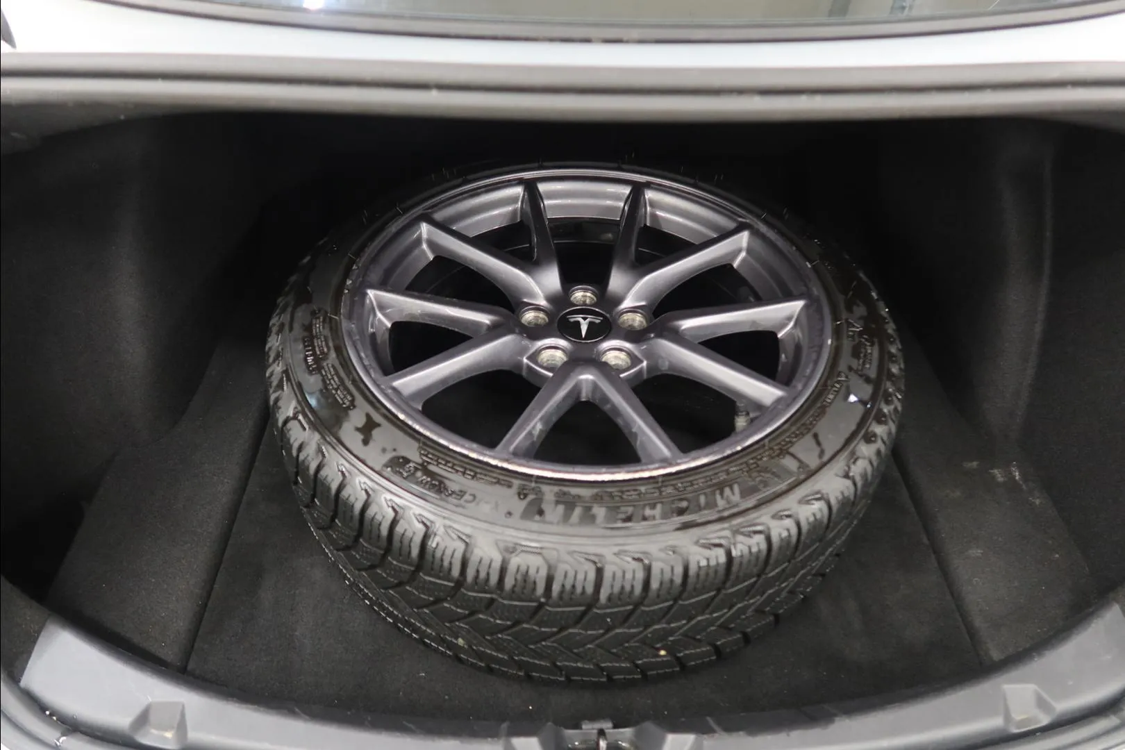 Tesla Model 3 YXP-464 carousel image