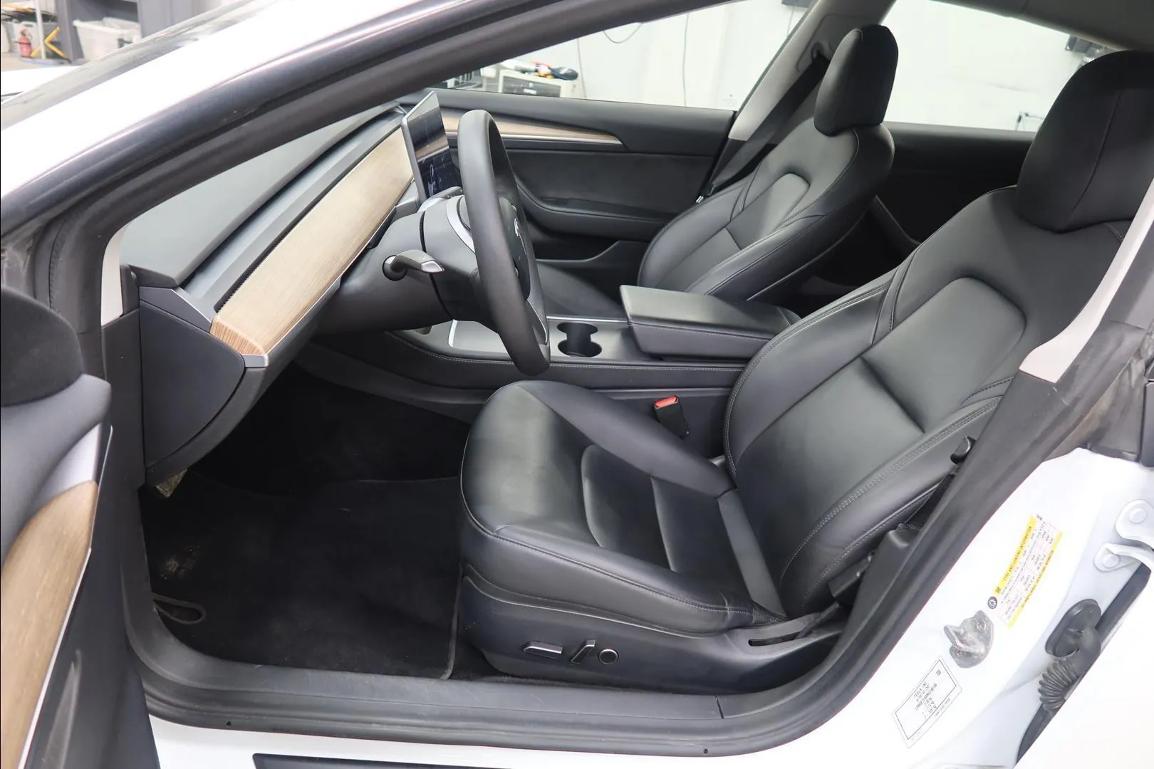 Tesla Model 3 YXP-464 carousel image