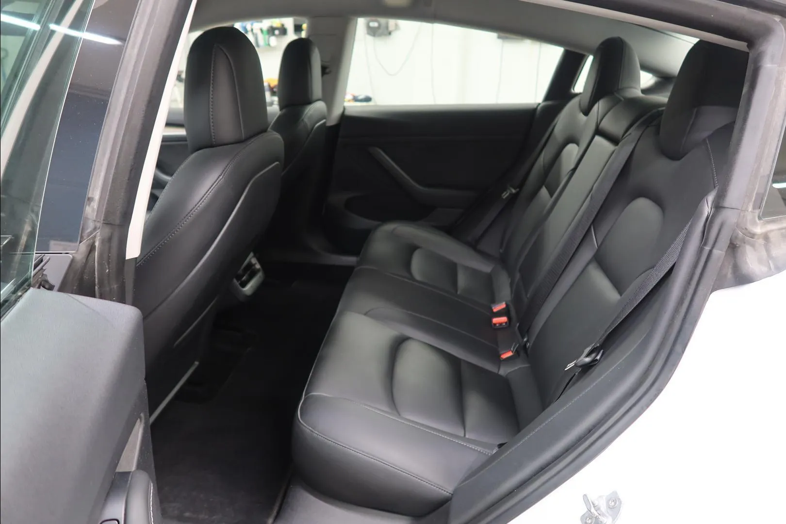 Tesla Model 3 YXP-464 carousel image