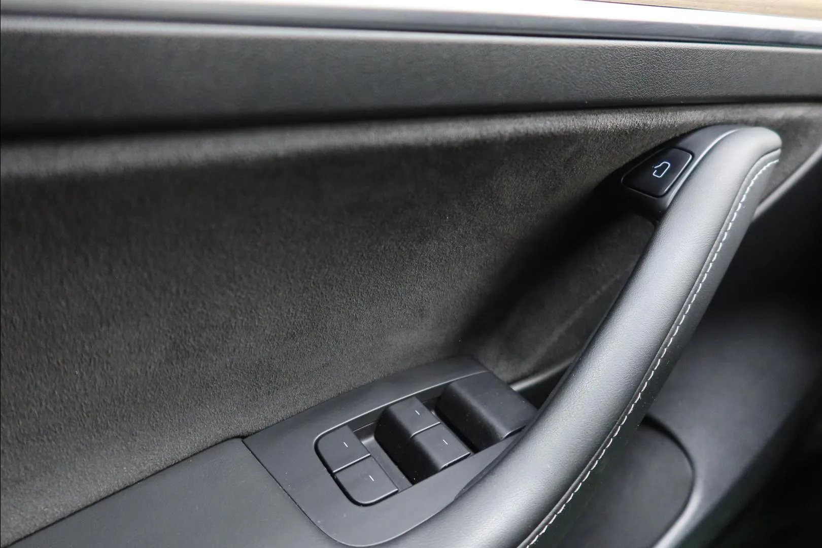 Tesla Model 3 YXP-464 carousel image