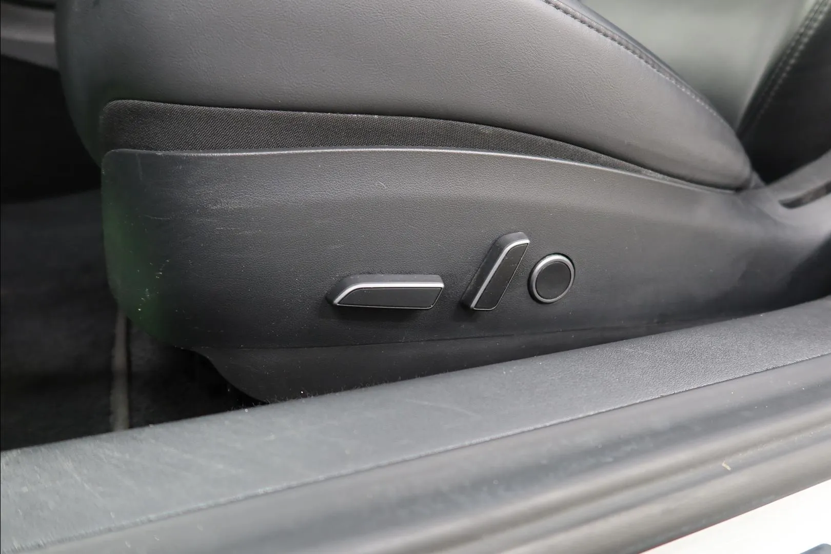 Tesla Model 3 YXP-464 carousel image