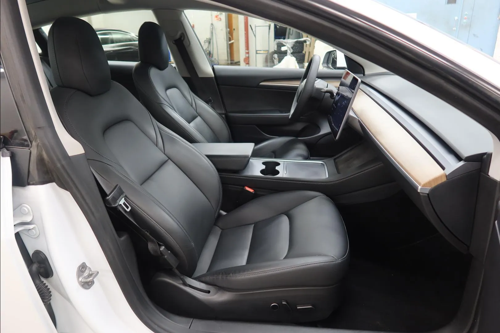 Tesla Model 3 YXP-464 carousel image