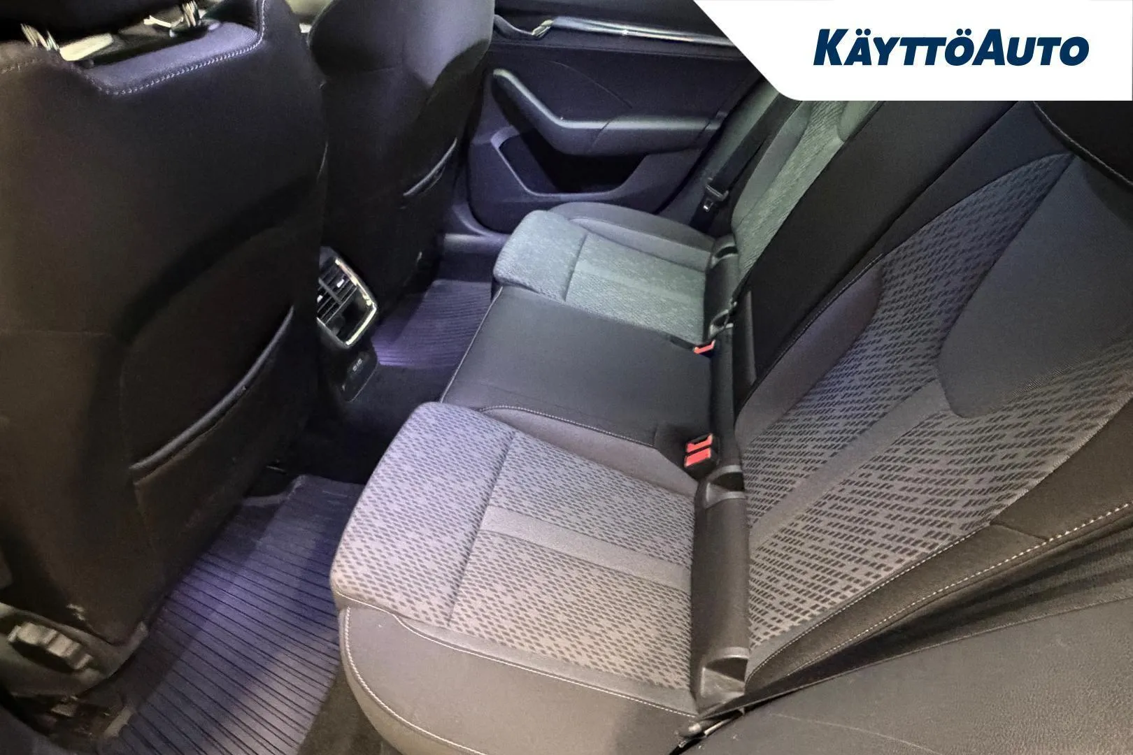 Skoda Octavia JLU-672 carousel image