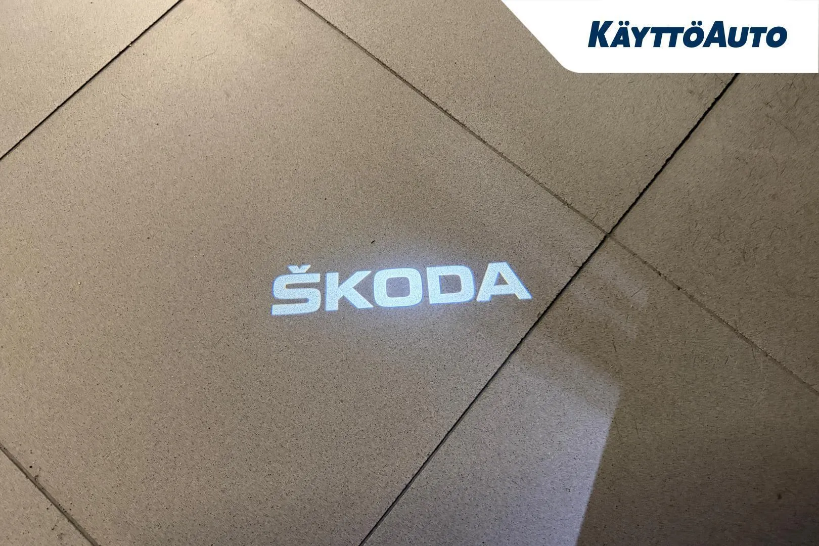 Skoda Octavia JLU-672 carousel image