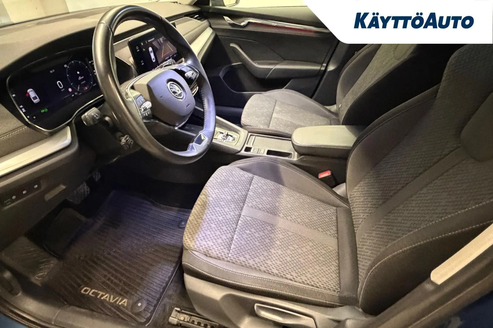 Skoda Octavia JLU-672 carousel image