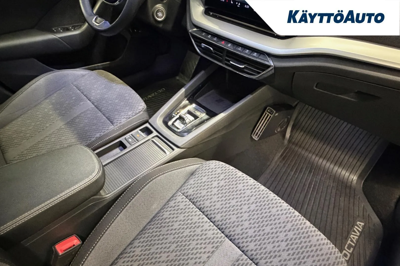 Skoda Octavia JLU-672 carousel image