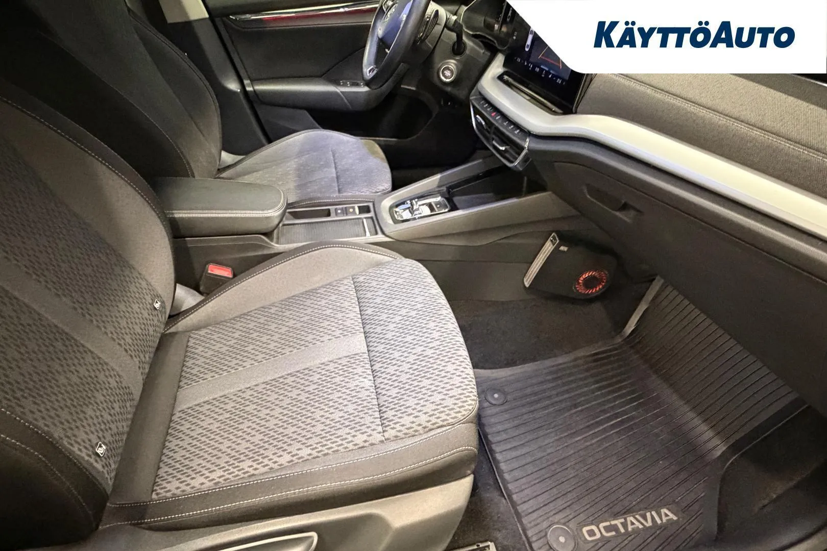 Skoda Octavia JLU-672 carousel image