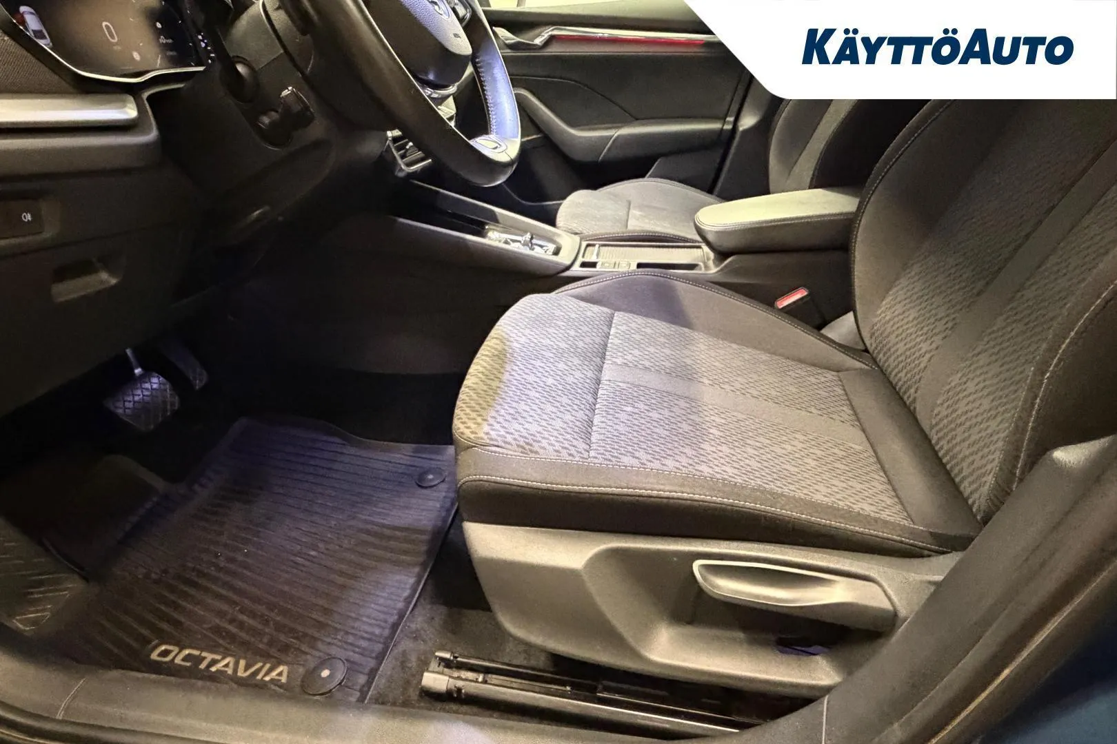 Skoda Octavia JLU-672 carousel image