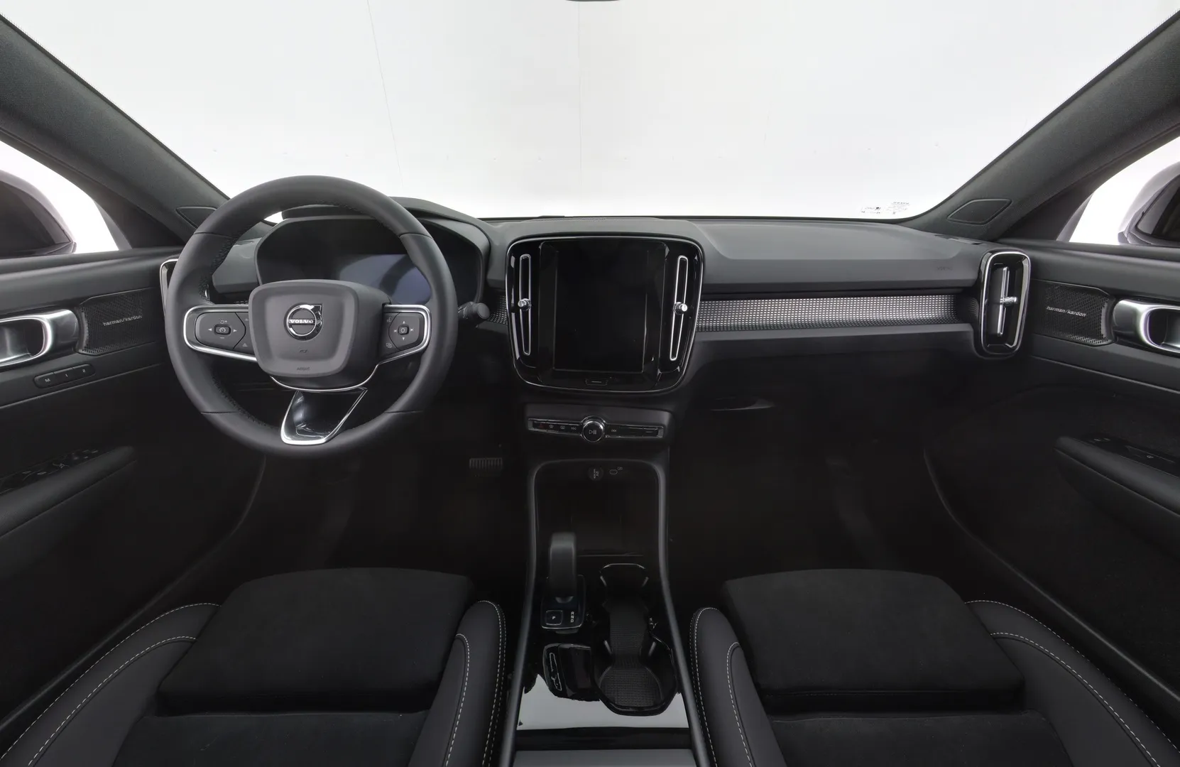 Volvo EC40 YMF-807 carousel image