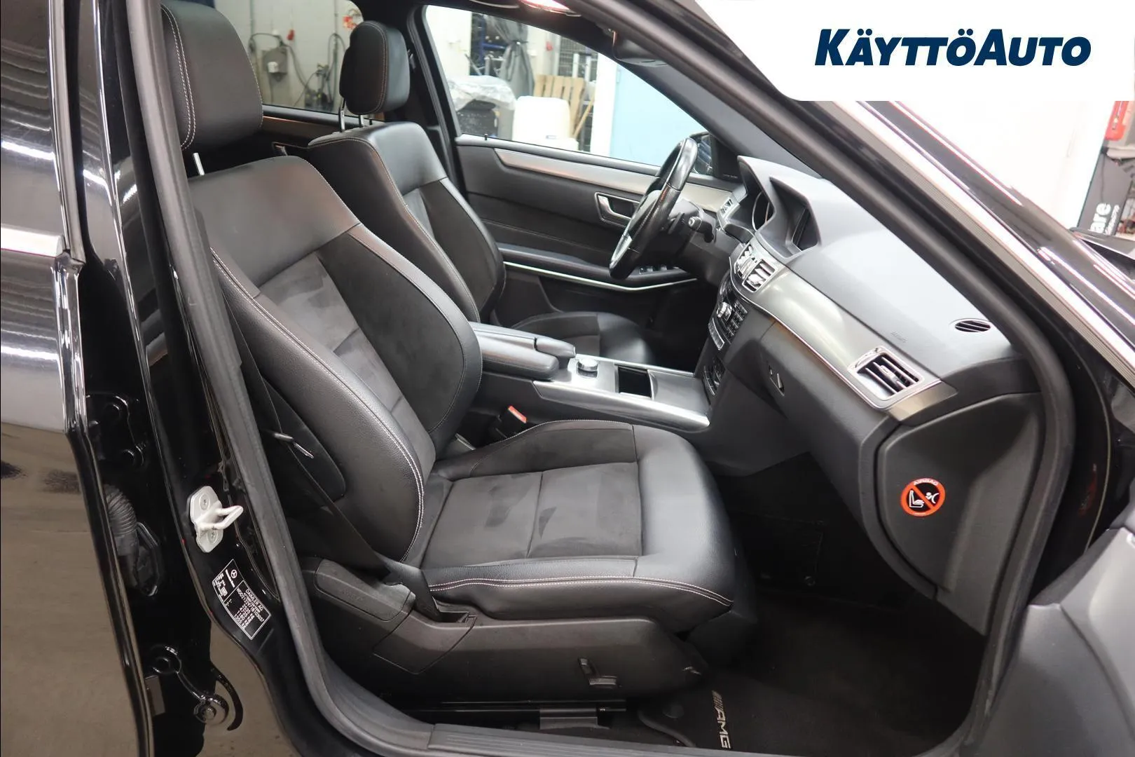 Mercedes-Benz E INV-889 carousel image